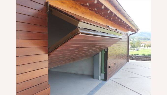 puerta metálica de garaje con acabado en madera
