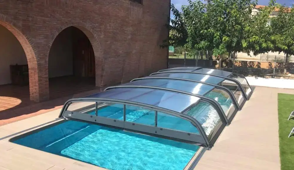 piscina con cubierta de cristal